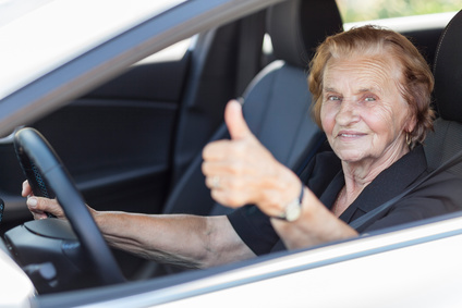 personne agée qui conduit