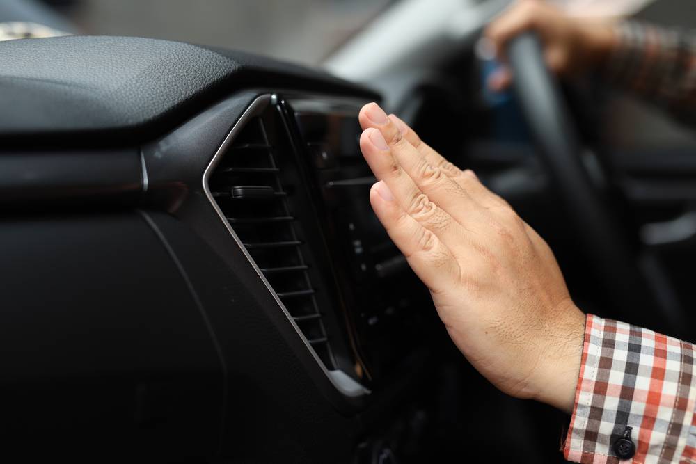 Combien coûte la recharge de climatisation auto en 2025 : tarifs, conseils et enjeux