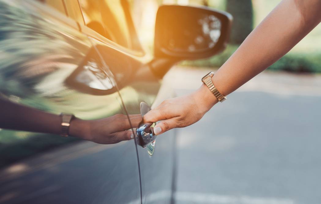 Clés bloquées dans la voiture : toutes les solutions pour ouvrir sans stress