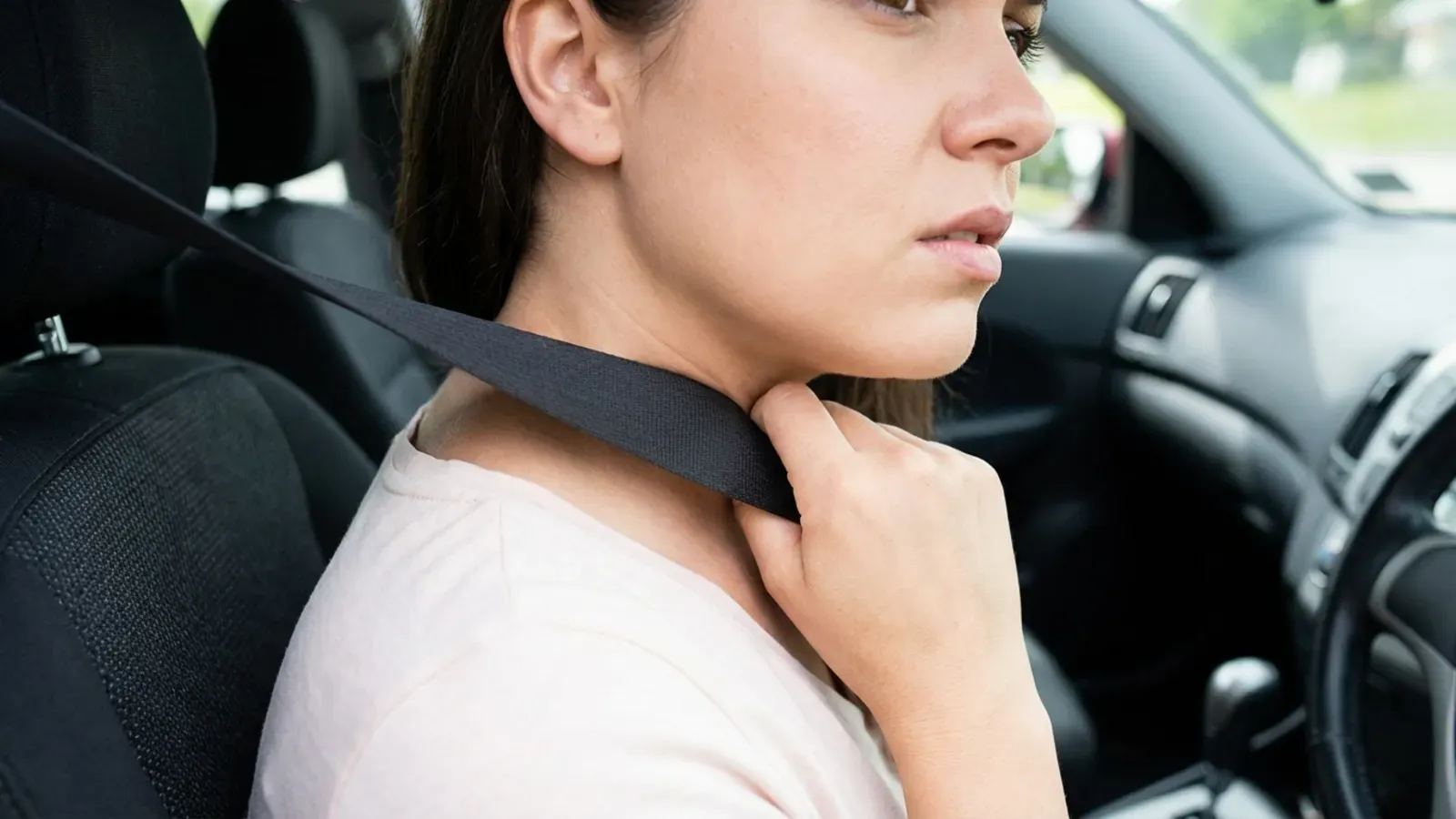 Comment éviter que la ceinture de sécurité ne coupe le cou : solutions pratiques et efficaces