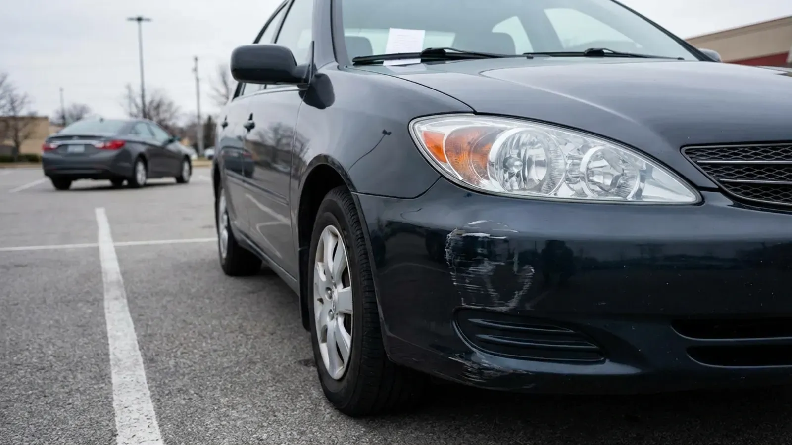 J’ai accroché une voiture sans m’en rendre compte : comment réagir et limiter les risques ?